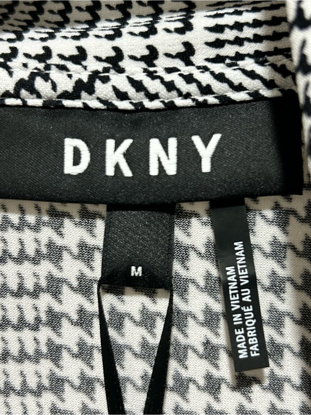 DKNY women’s NWT size M Black and White Plaid Draped V-Neck top. GREAT brand - Picture 6 of 7